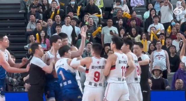 CBA对黄荣奇的处罚：停赛三场加重罚款至30万人民币，25天内二度受罚