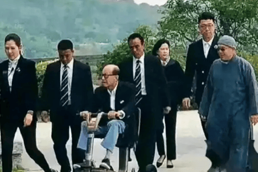 2600亿元人民币！96岁李嘉诚再多钱也带不走，万亿财产如何分配？