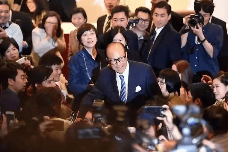 2600亿元人民币！96岁李嘉诚再多钱也带不走，万亿财产如何分配？