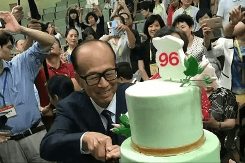2600亿元人民币！96岁李嘉诚再多钱也带不走，万亿财产如何分配？