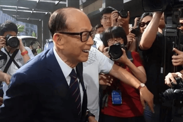 2600亿元人民币！96岁李嘉诚再多钱也带不走，万亿财产如何分配？
