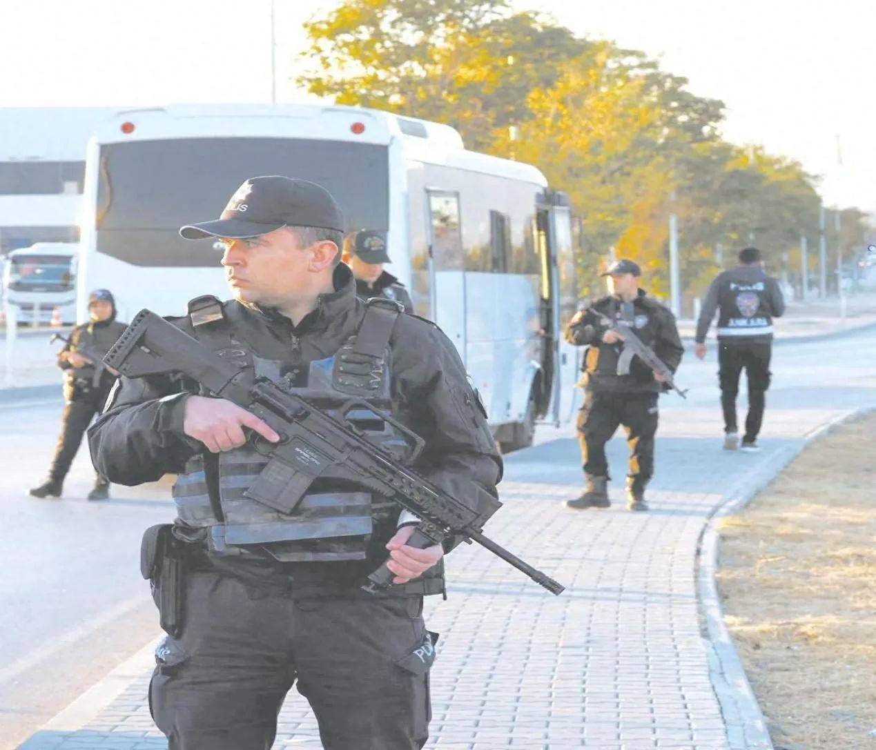 乌军突然跑了，北约要对俄出手？俄方高层抵京，事情果然不简单