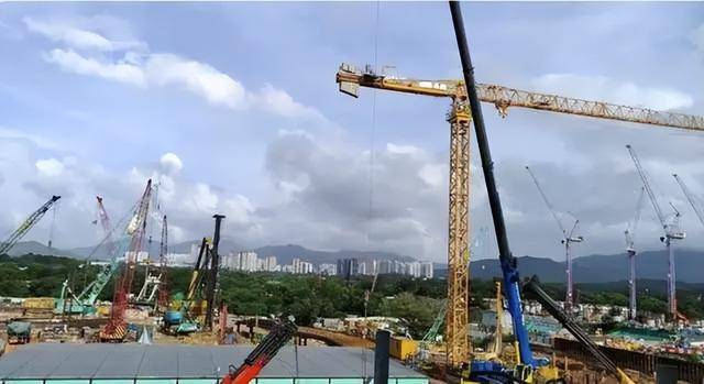 29名建筑工赴香港打工月薪3万 电话被工友“打爆”