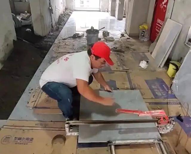 29名建筑工赴香港打工月薪3万 电话被工友“打爆”
