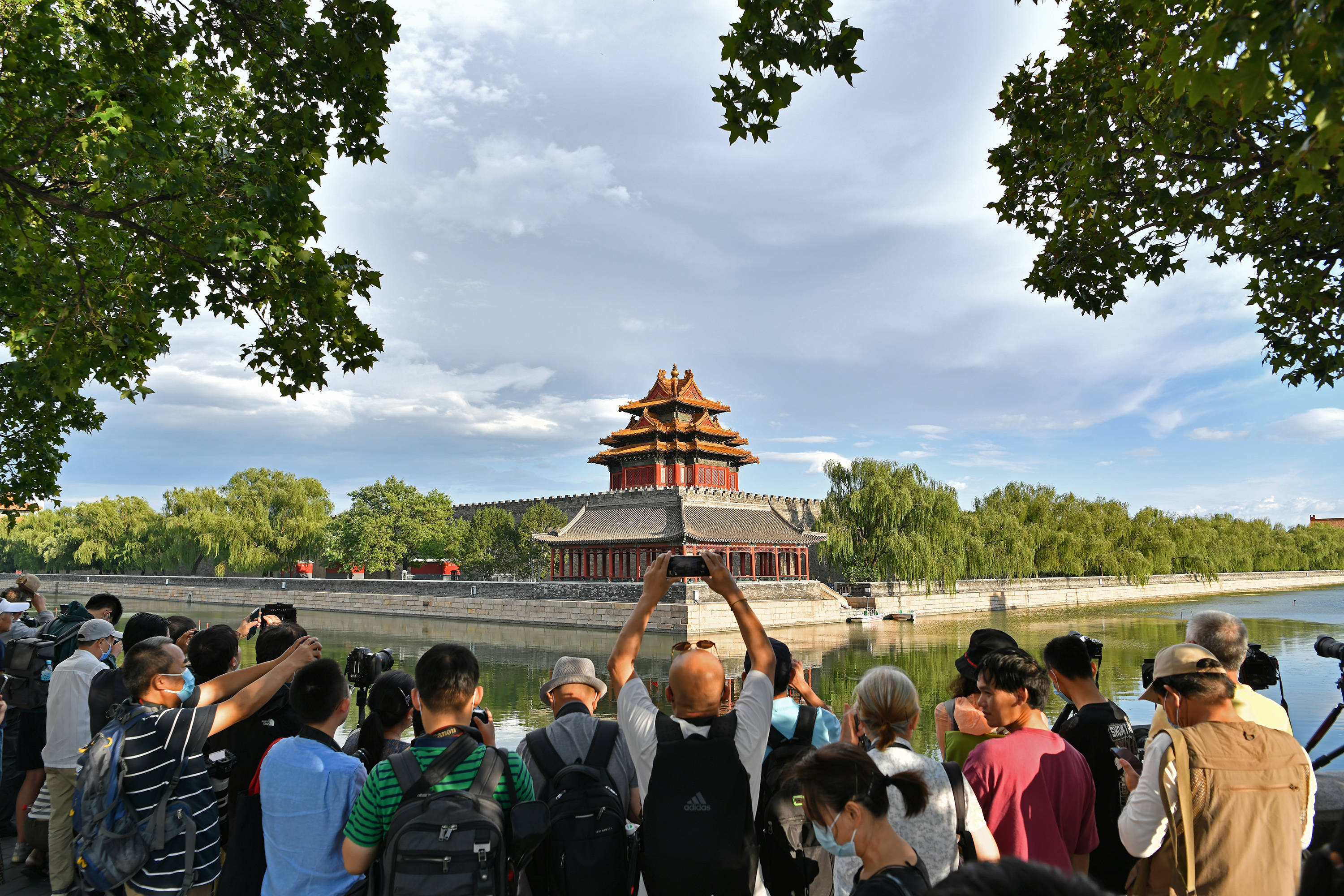 2024年北京常住人口2183.2万人，同比减少2.6万人