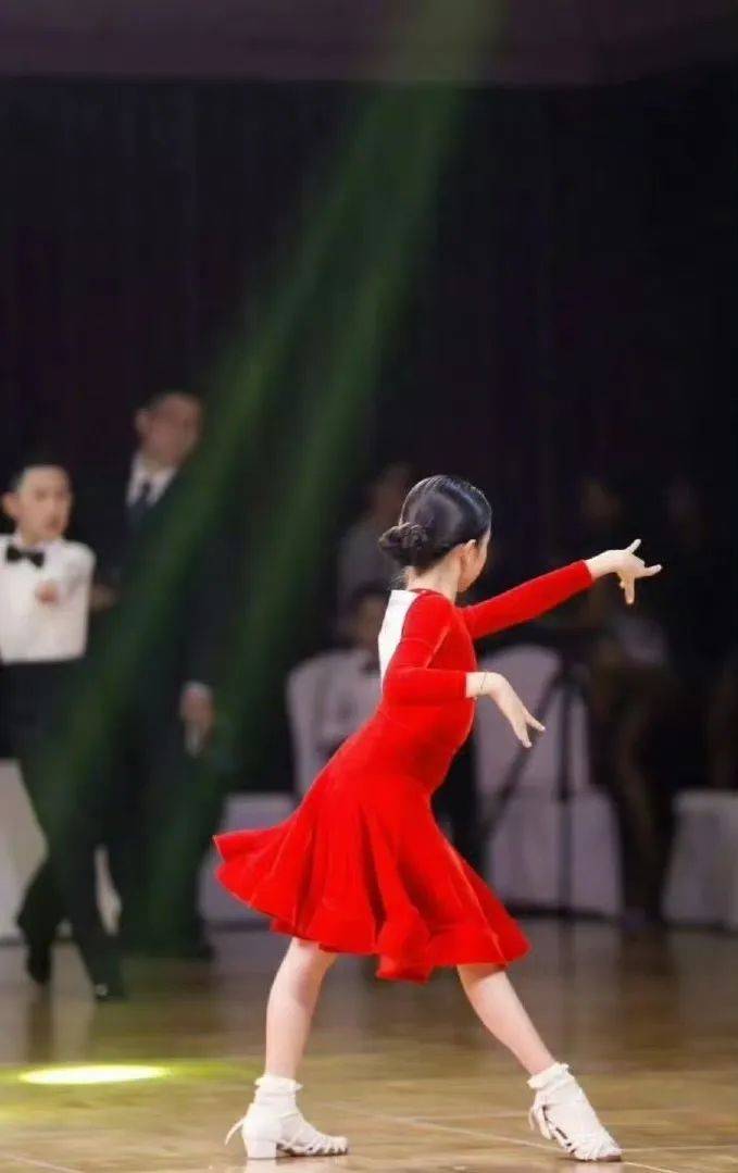 热搜第一！孙俪的女儿拉丁舞英国夺冠，网友：“邓超估计高兴得哭了 ”